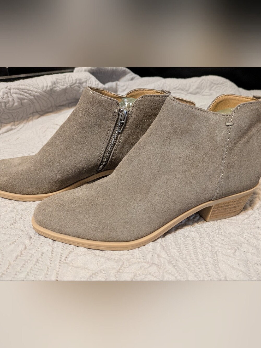 NWOT Dolce Vita Taupe Real Suede, Zip Ankle Boots. Like New. Size 8 - Picture 3 of 10